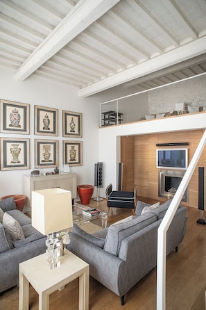 Flat-screen TV, DVD player, stereo