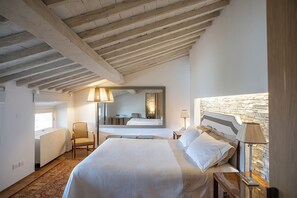 3 slaapkamers, een strijkplank/strijkijzer, gratis wifi, beddengoed