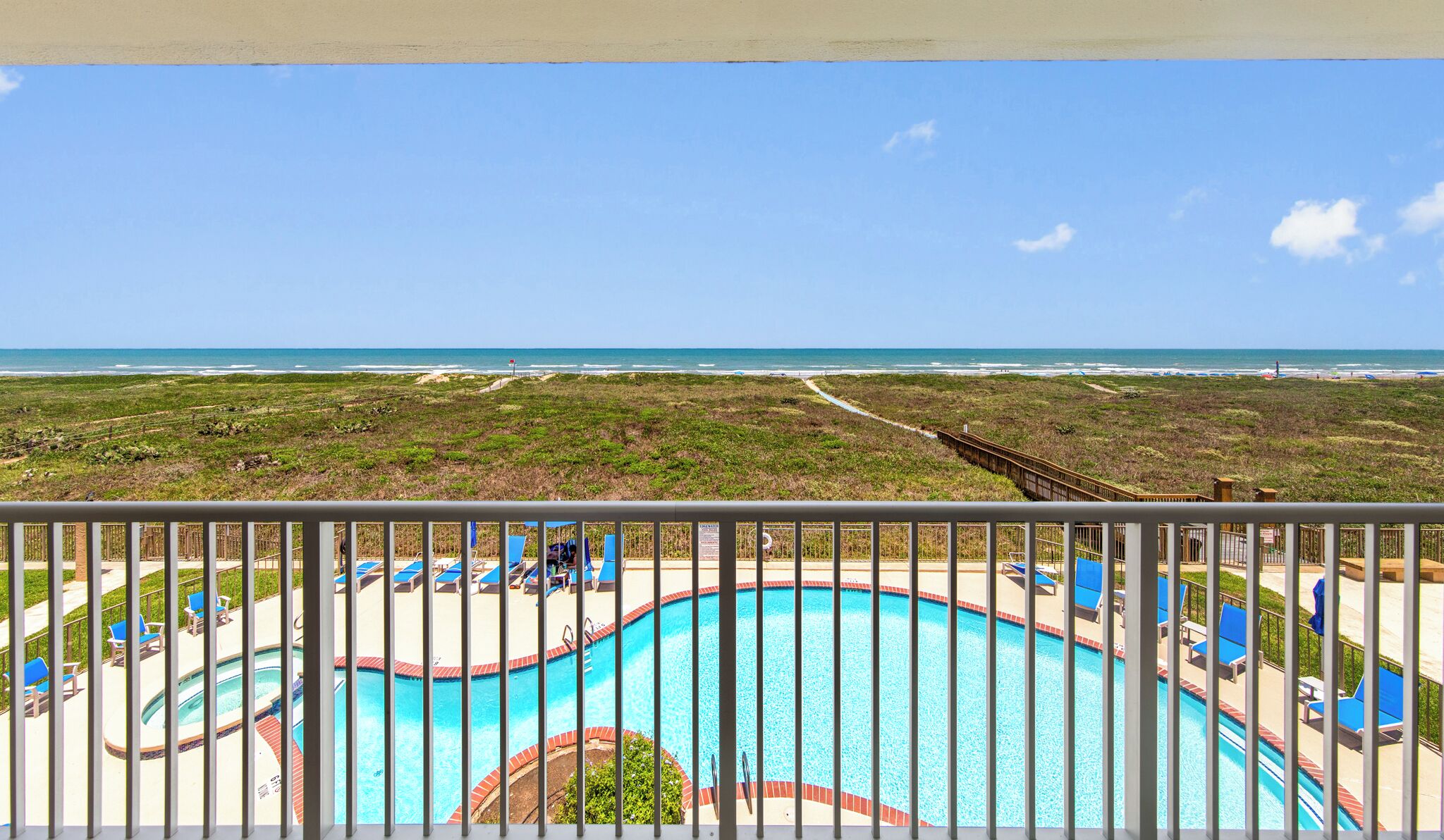 Una piscina con vista a la playa y al océano.