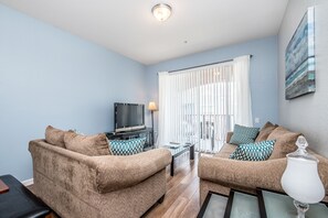 TV - Gorgeous Top-Floor Condo w/Private Balcony! (Orlando)