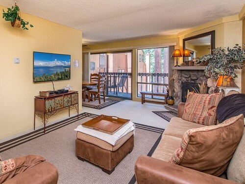 2BR+Loft, 1.5BA Condo Close to Ski -Spa, Pool