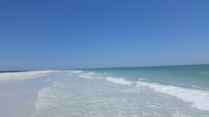 Espreguiçadeiras, toalhas de praia