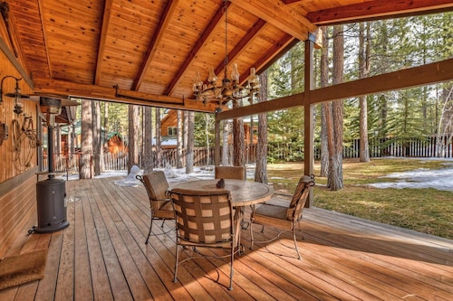 Running Bear by Destination Big Bear : Walk to Snow Summit! Pool Table!Great Backyard w/ Hot Tub! Master Suite!