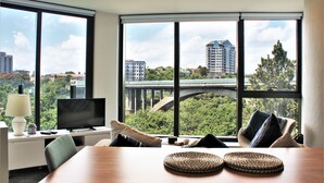 Panoramic Apartment, City View | In-room dining - Stunning Panoramic Views (Auckland)
