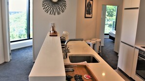 Panoramic Apartment, City View | Private kitchen - Stunning Panoramic Views (Auckland)