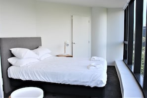 Panoramic-Apartment, Stadtblick | 2 Schlafzimmer, Schreibtisch, Bügeleisen/Bügelbrett, kostenloses WLAN