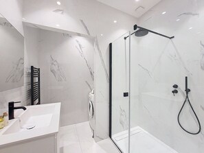 Baignoire, sèche-cheveux