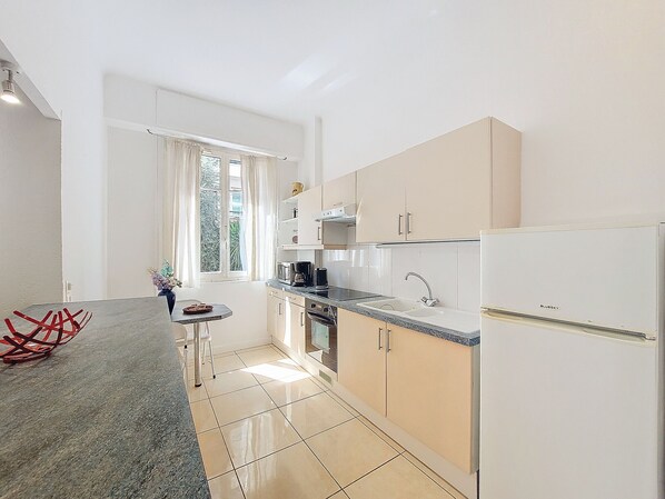 ثلاجة، ميكروويف، فرن، ماكينة لصنع القهوة/الشاي