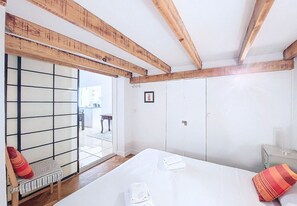 Iron/ironing board, free internet