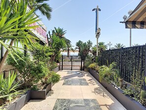 المنطقة المحيطة بالمنشأة