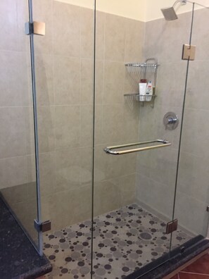 Dusch, hårtork och handdukar