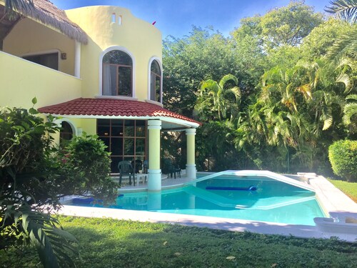 4 makuuhuoneen huvila W / iso yksityinen uima-allas golfkentällä 