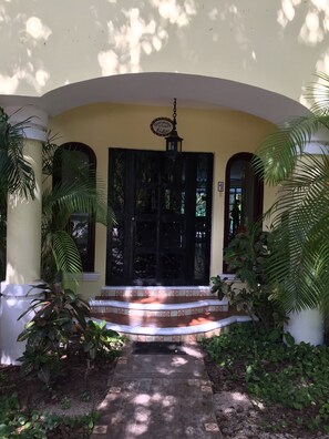 Exterior detail - 4 Bedroom Villa W/Large Private Pool on Golf Course (Playa del Carmen)