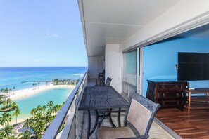 Outdoor dining - Experience luxury at Ilikai Tower - in the heart of Waikiki with stunning lagoon views. (Honolulu)