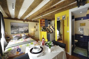 Coffres-forts dans les chambres, fer et planche à repasser