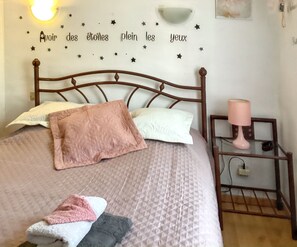 2 chambres, bureau, fer et planche à repasser, accès à Internet