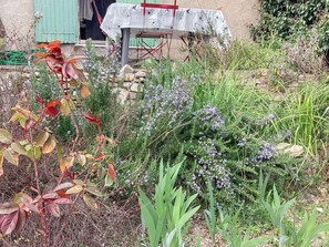 Outdoor dining - Homerez - Charming house in Vachères with mountain view (Vachères)