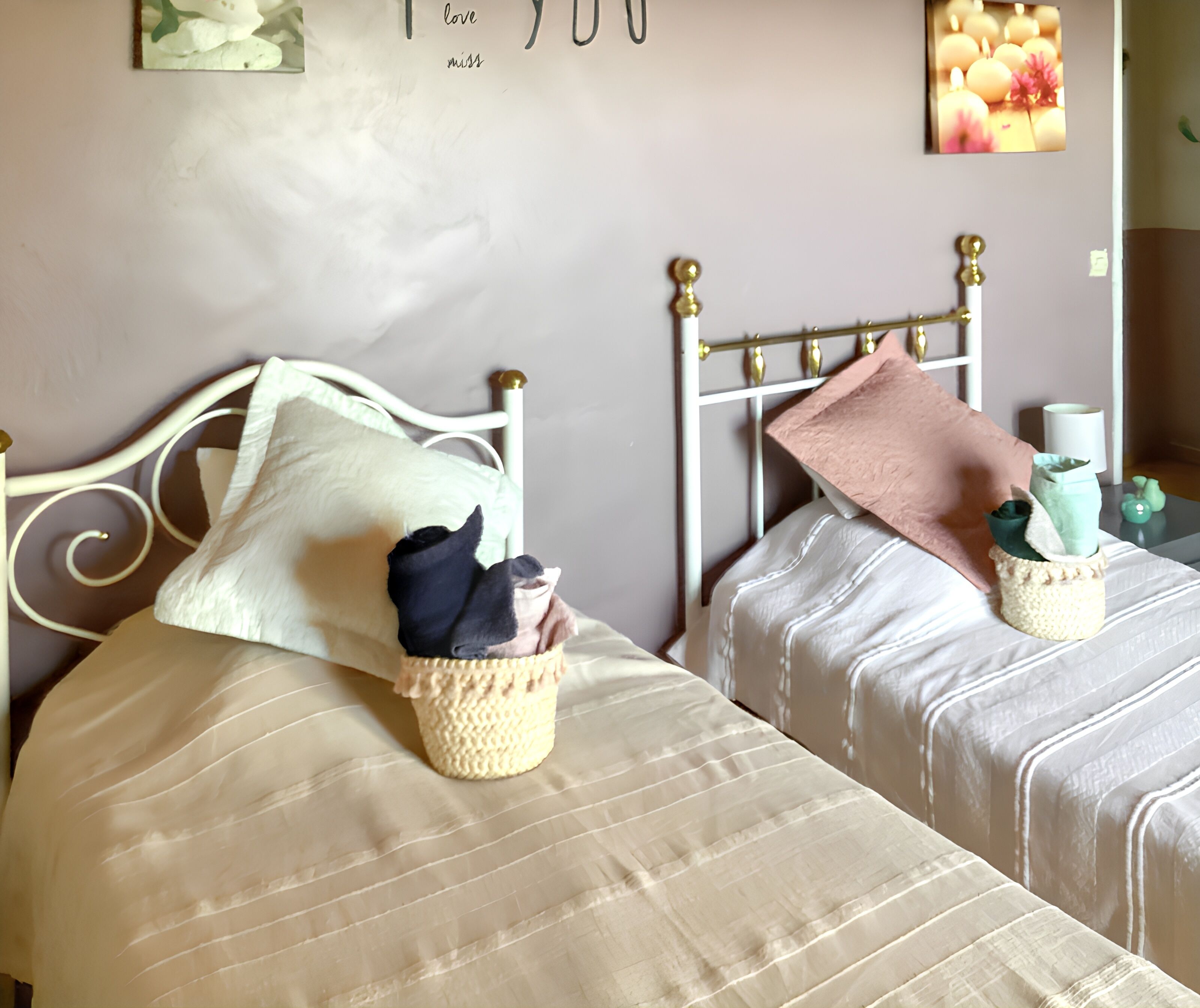 2 soverom, skrivebord, strykejern/-brett og internettilgang