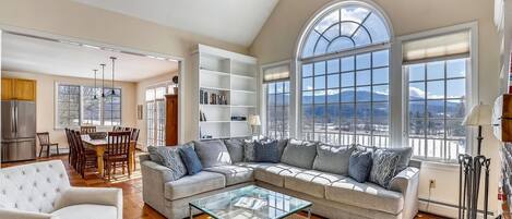 TV connectée, cheminée, lecteur de DVD, baby-foot