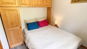 1 bedroom, iron/ironing board, free WiFi
