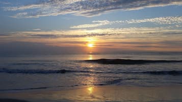 Beach nearby, sun loungers, beach towels