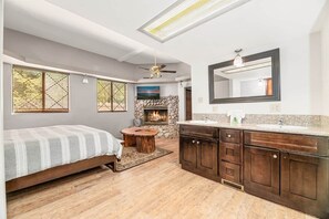 5 bedrooms, desk, iron/ironing board, WiFi