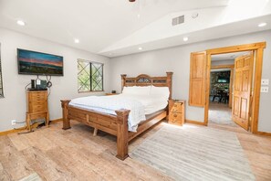 5 bedrooms, desk, iron/ironing board, travel crib