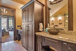 Shower, jetted tub, hair dryer, towels