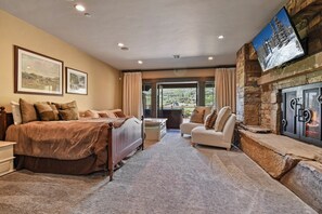 5 bedrooms, desk, iron/ironing board, free WiFi
