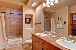 คอนโด, เตียงคิงไซส์ 1 เตียง และโซฟาเบด (2112 Timberline Lodge, Trappeur's Cro) | ห้องน้ำ | ไดร์เป่าผม, ผ้าเช็ดตัว, ยาสระผม