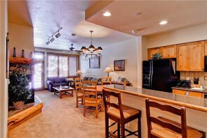 Condo, 1 King Bed with Sofa bed (2112 Timberline Lodge, Trappeur's Cro) | In-room dining