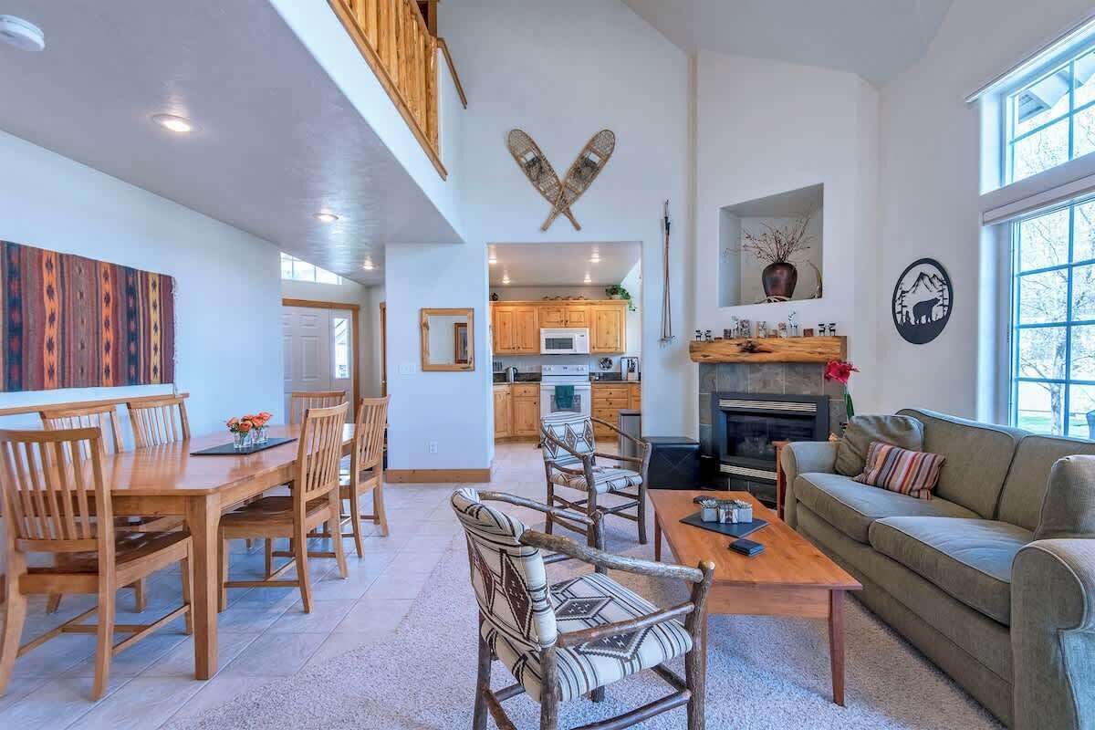 TV connectée, cheminée, livres