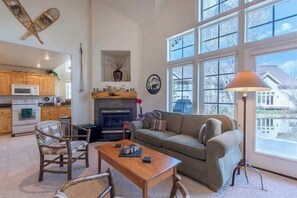 Smart-tv, eldstad och böcker