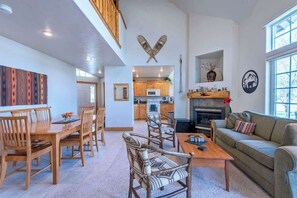 Smart-TV, Kamin, Bücher