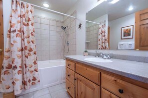 Combinazione doccia/vasca, asciugacapelli, asciugamani, sapone