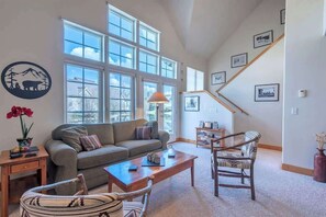 Smart-tv, eldstad och böcker