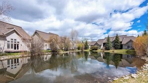 Um bairro residencial com casas e um lago.