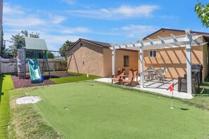 Outdoor dining - Putting Green Playground btw Disney & Beaches (Santa Ana)