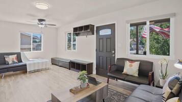 Smart TV, Netflix, streaming services, computer monitors