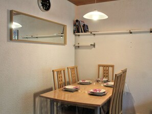 Dining - Charming Studio in Vars, 30m from Slopes, Sleeps 4 (Vars)