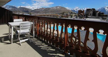 Cozy 1BR Apt for 6, Ski-In/Out Access, South/West Balcony, Pet-Friendly, Central l'Alpe d'Huez
