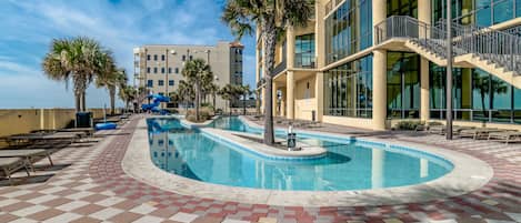 Una piscina cubierta, una piscina al aire libre