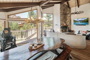 Televisión, chimenea, videojuegos, reproductor de DVD