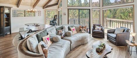 Fernseher, Kamin, Videospiele, DVD-Player