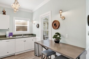 冰箱、微波炉、烤箱、炉灶