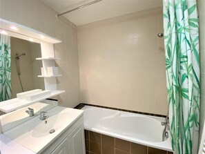 Bathroom - "Beautiful Ground Floor Apartment, Steps from Coz-Pors Beach, Trégastel - Modern & Spacious" (Trégastel)