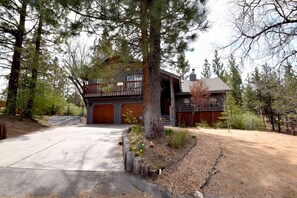 Exterior - Sublime For-Rest by Destination Big Bear : High End Neighborhood! Hot Tub! Gourmet Kitchen! Master Suite! Pool Table! (Big Bear Lake)