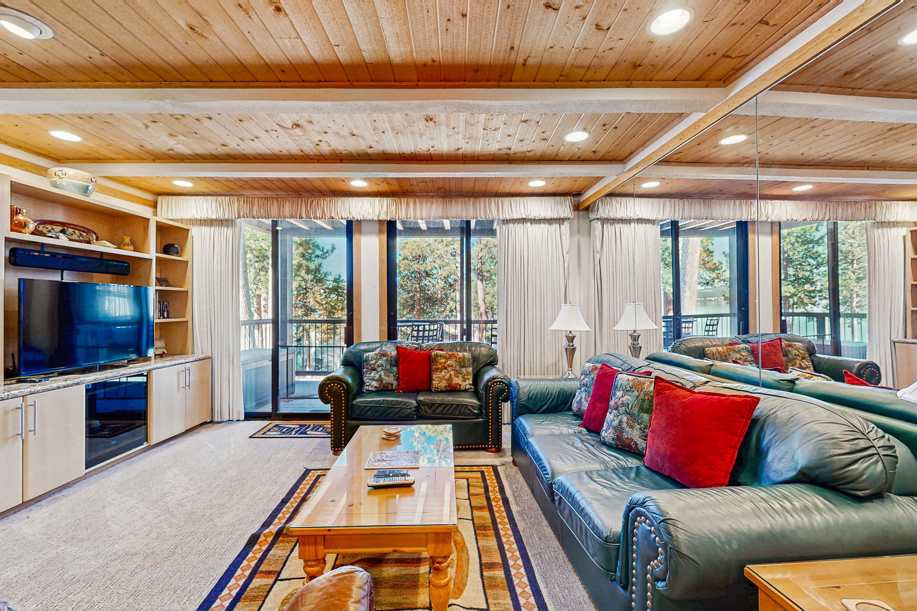 Télévision, cheminée, Netflix, lecteur de DVD