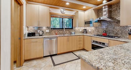 Comfortable Townhome with Pool, Deck, & Lovely Sunsets - Walk to Lake