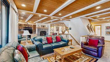 Televisión, chimenea, Netflix y reproductor de DVD